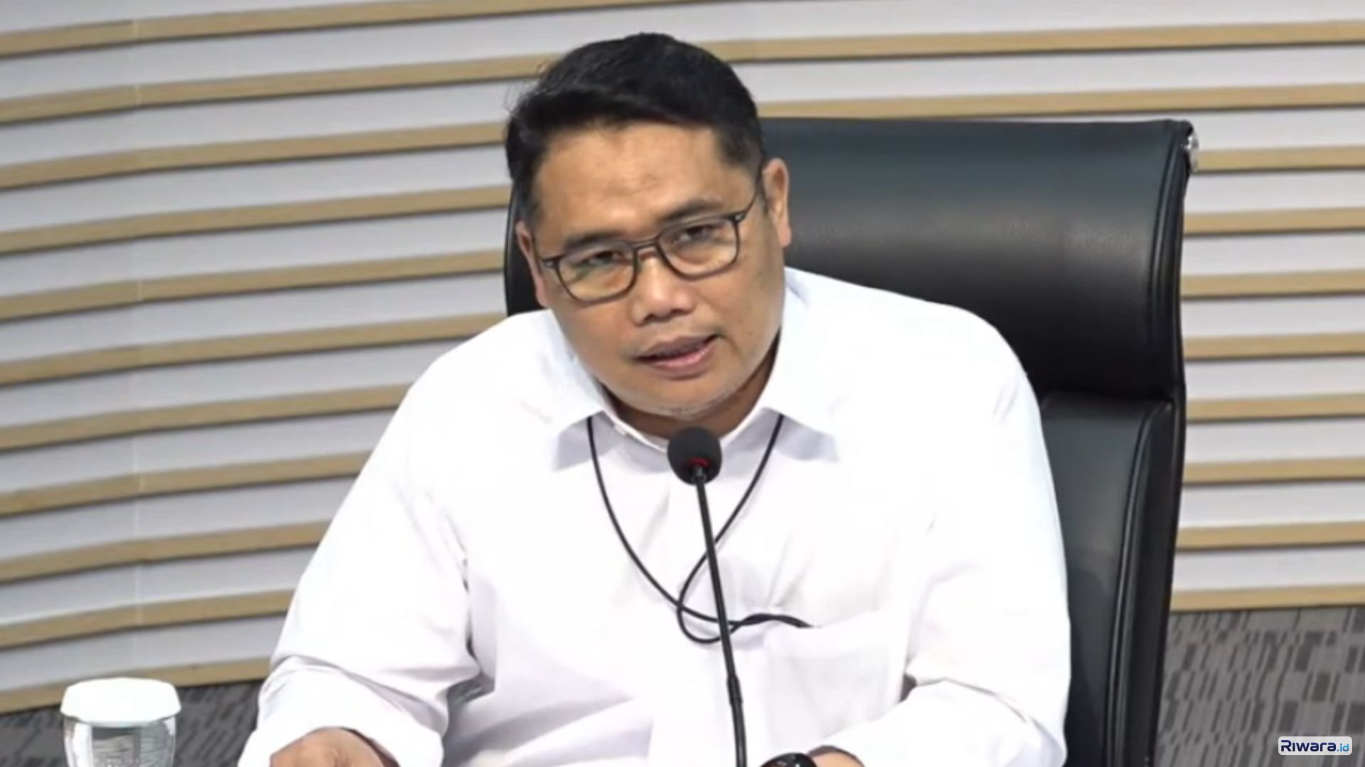 Deputi Bidang Penindakan KPK Asep Guntur Rahayu menetapkan Bupati Cilacap Syamsul Auliya Rachman sebagai tersangka dalam operasi tangkap tangan terkait dugaan pemerasan dana THR perangkat daerah dengan barang bukti uang tunai Rp610 juta.